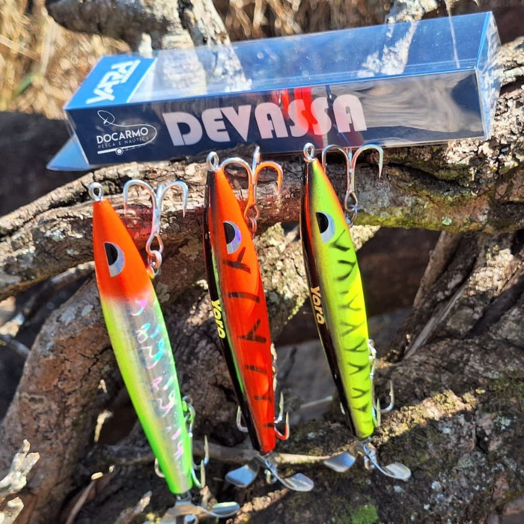 Kit 3 Isca Artificial de Madeira Devassa Yara com Hélice 14cm 35g Isca 3 Cores Predadoras
