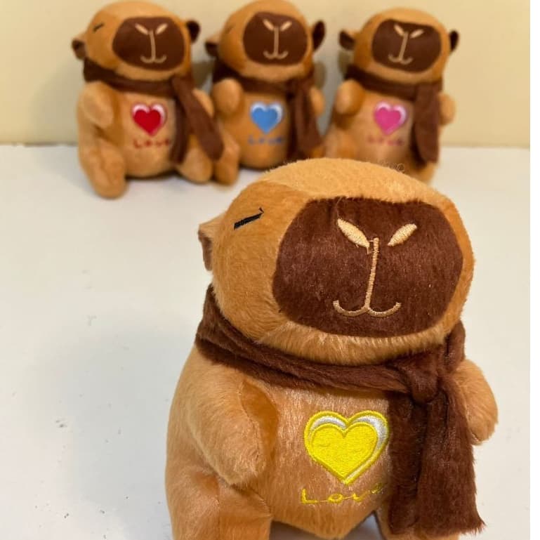 Pelúcia Capivara 20cm Coração Bordado e Cachecol Macia Antialérgica Velboa Brinquedo Presente Pronta Entrega