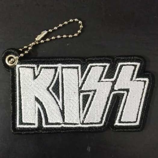 Chaveiro bordado banda Kiss com acabamento em Ilhós e corrente bolinha