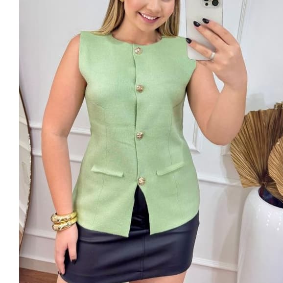 Colete Feminino Tricô Alfaiataria com Botões Dourados Modal Verão Bolso Fake Estiloso