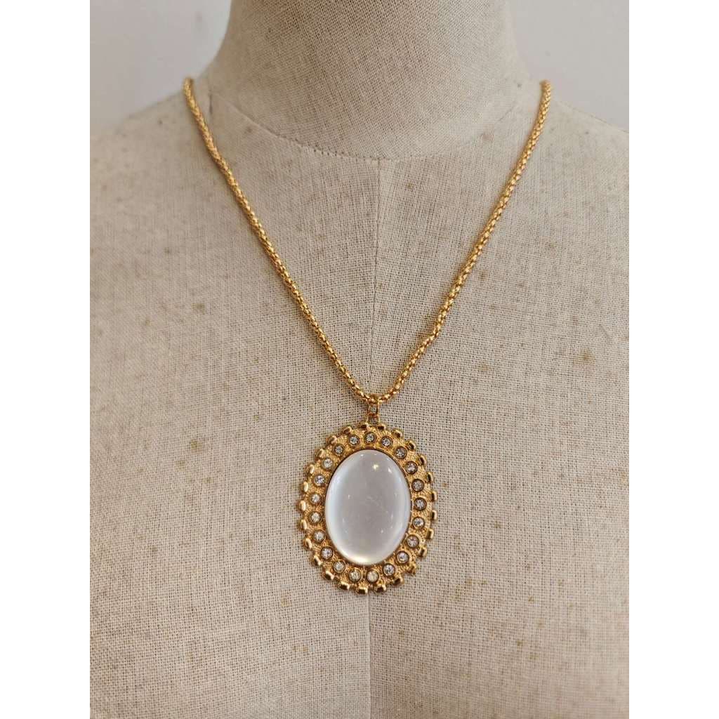 Colar com pingente oval de strass e pedras preciosas