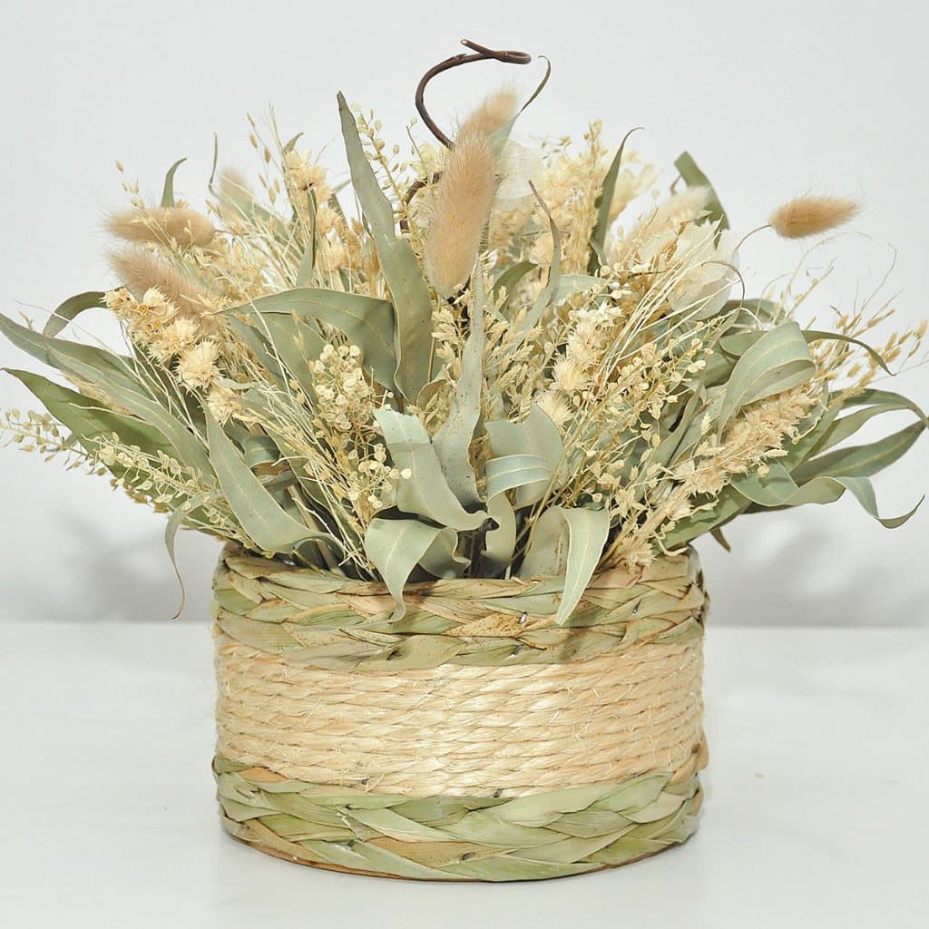 Arranjo buquê flores secas decoração evento casamento rústico com vaso de sisal branco