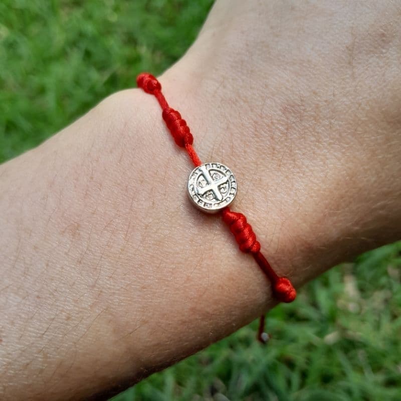 Pulseira 7 Nós Vermelha Kabbalah Artesanal com Medalha de São Bento Fio de Cetim+ Brinde
