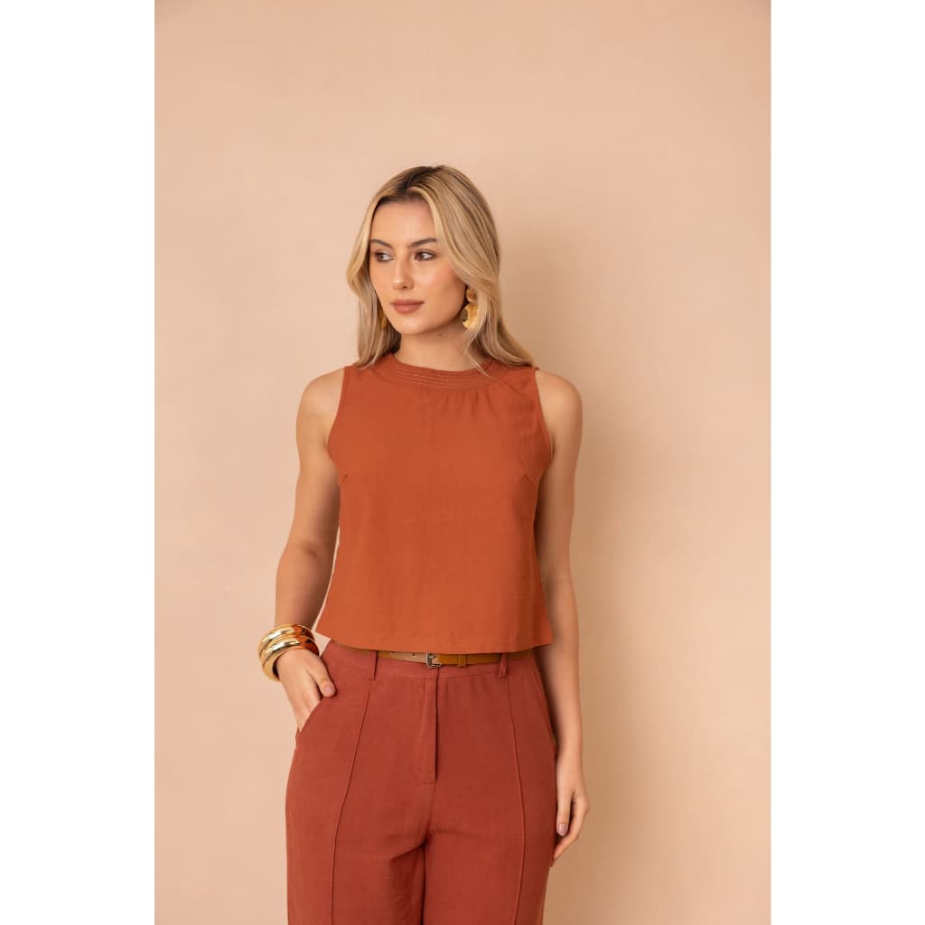 Blusa Regata Casual feminina Sasha Alfaiataria Gola Redonda Slim e Plus size Verão 2026 Lançamento