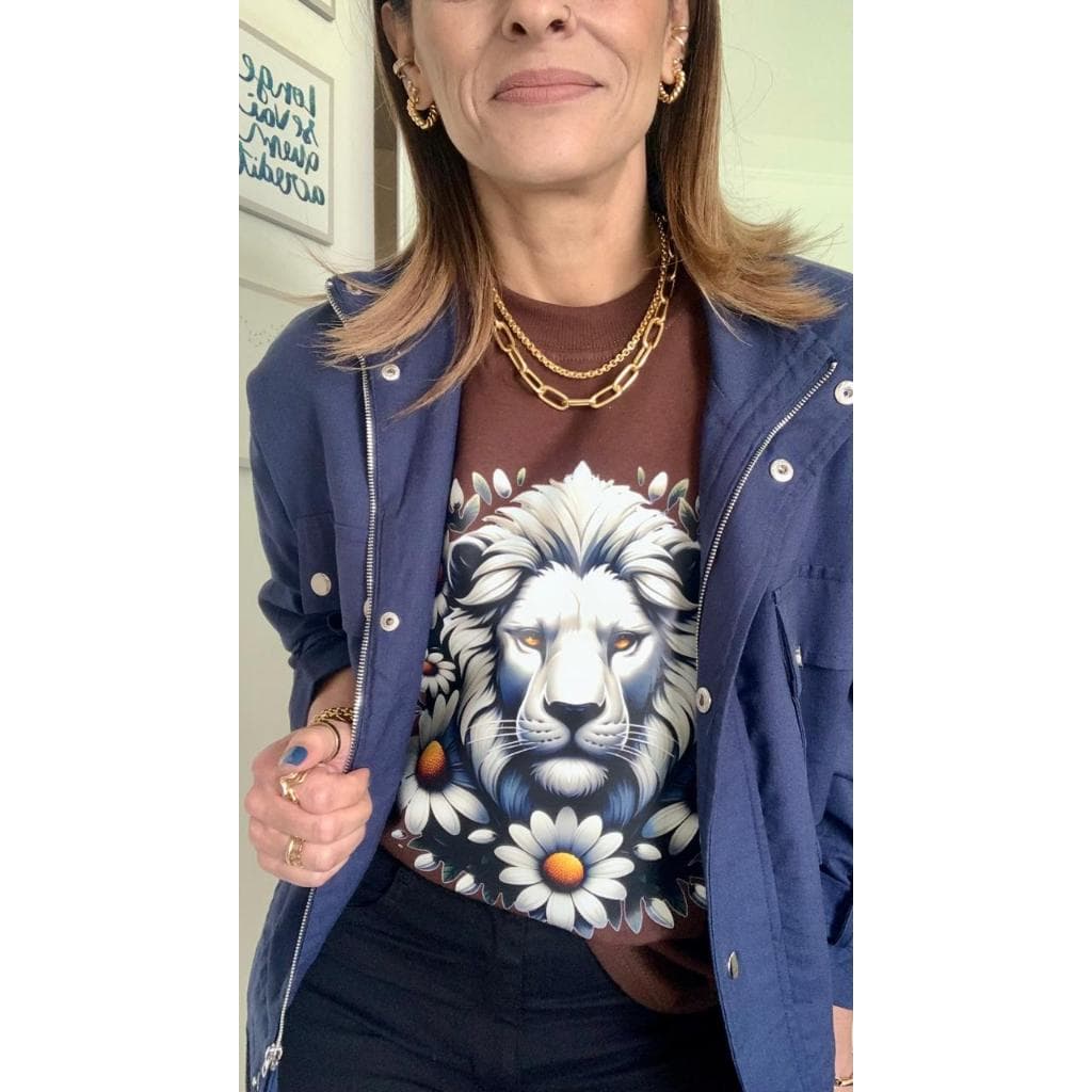 Camiseta Feminina Leão Margaridas 100% Algodão Estampada – Estilo Força e Delicadeza - Maria Corina