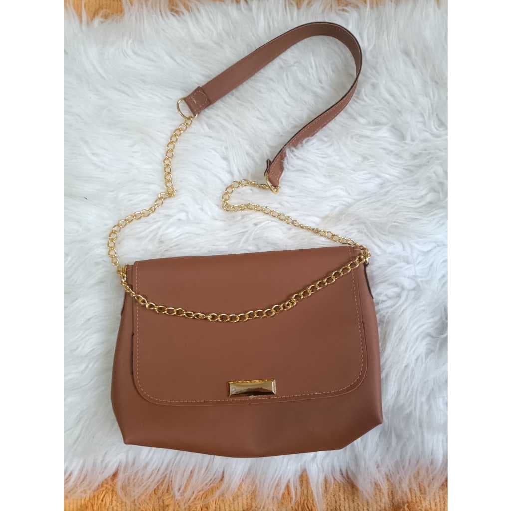 bolsa feminina balada tira colo de ombro corrente dourada cor caramelo