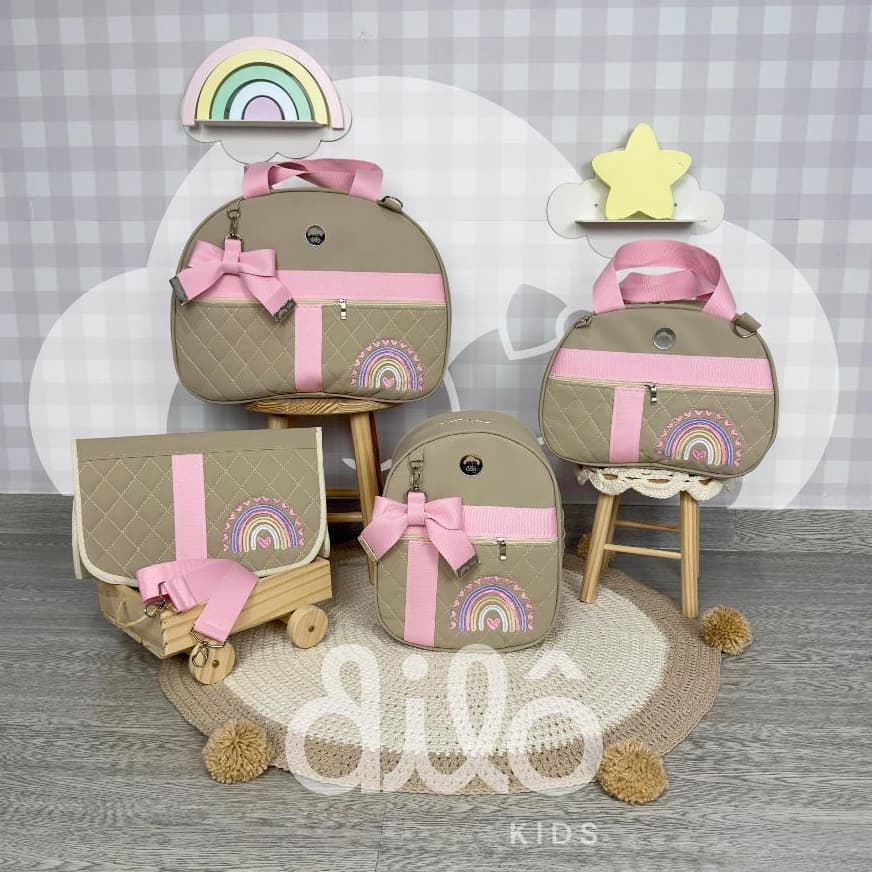 Conjunto de bolsas maternidade bege, tema arco-íris personalizado. Kit bolsas luxo, Dilô Kids.