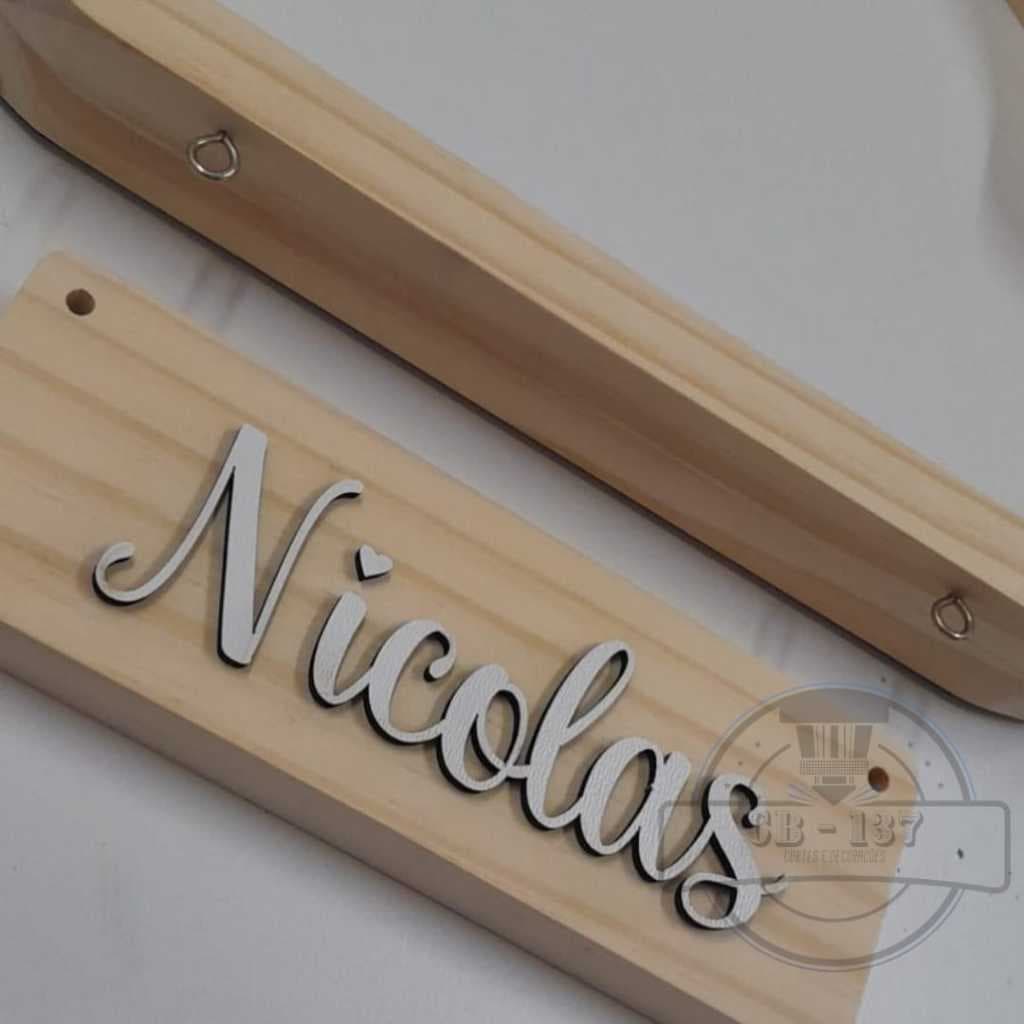 Nicho nuvem ( 4CM profundidade) em pinus + placa com nome em mdf colorido (adesivado vinil)