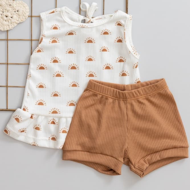 Conjunto Infantil Verão Fresquinho Menina Regata com Estampa Sol e Short Marrom