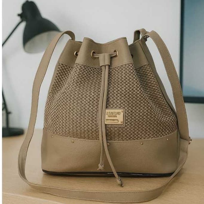Bolsa Feminina Com Alça Transversal Tipo Modelo Saco Linda E Espaços.