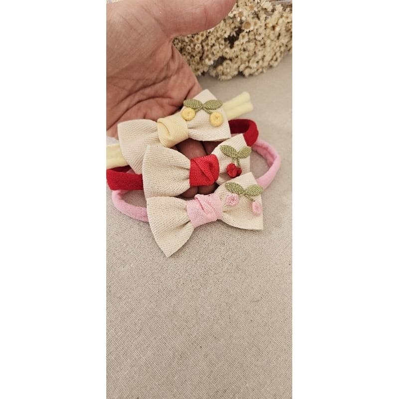 Laco de bebê de cerejinha na fita sarjada de algodão tiara cereja.