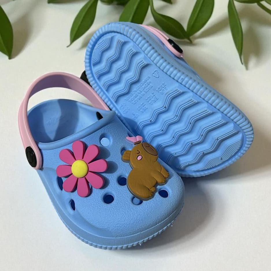Babuche Sandália Infantil Menina Personagem Capivara Delicado Com Flor Lateral Estiloso Kids Moda