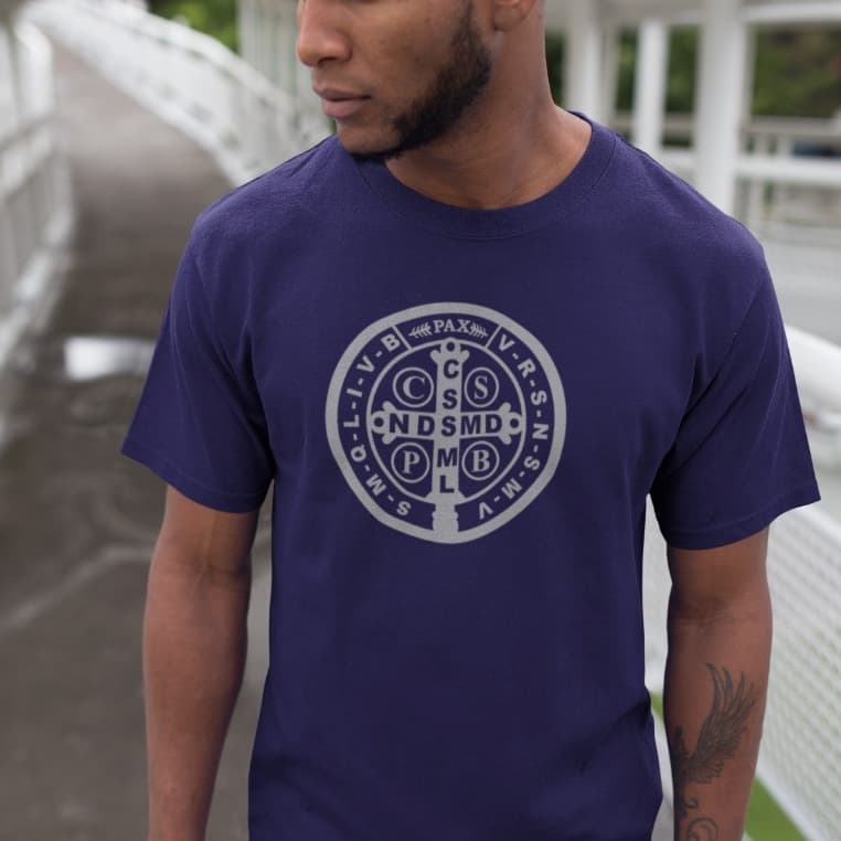 Camiseta feminina masculina medalha de Sao Bento