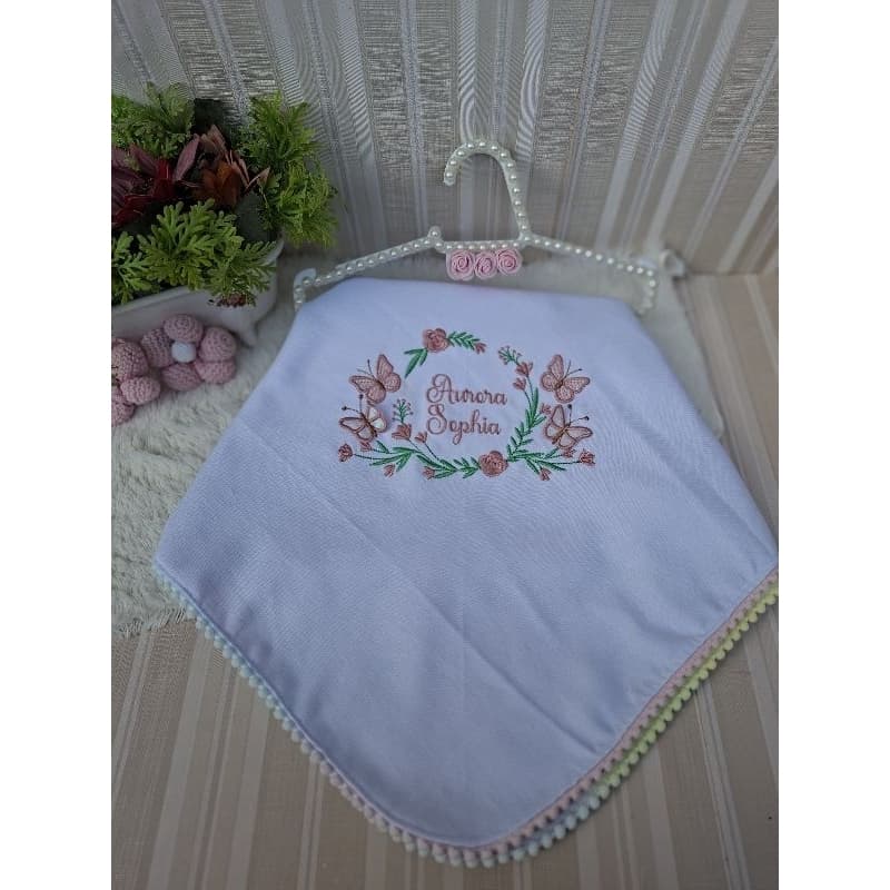Cueiro do bebê flanela personalizado maternidade bordado  com pompom