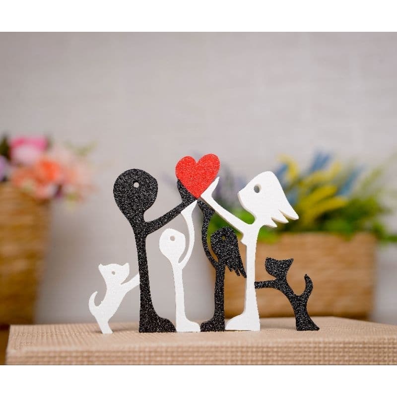 Escultura Família Amor e Pets | Pai Mãe Filhos Enfeite Decorativo de Mesa Sala Estante Rack Casa 10cm Plástico