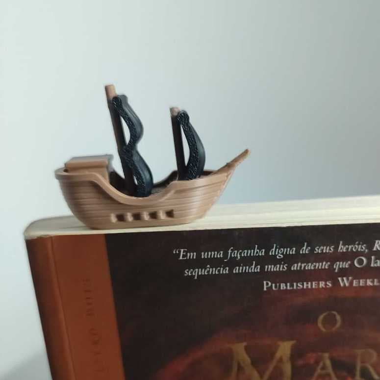Marcador de Página Baleia e Barco – Criativo, Literário, Inspirado em Moby Dick, Perfeito para Amantes da Leitura