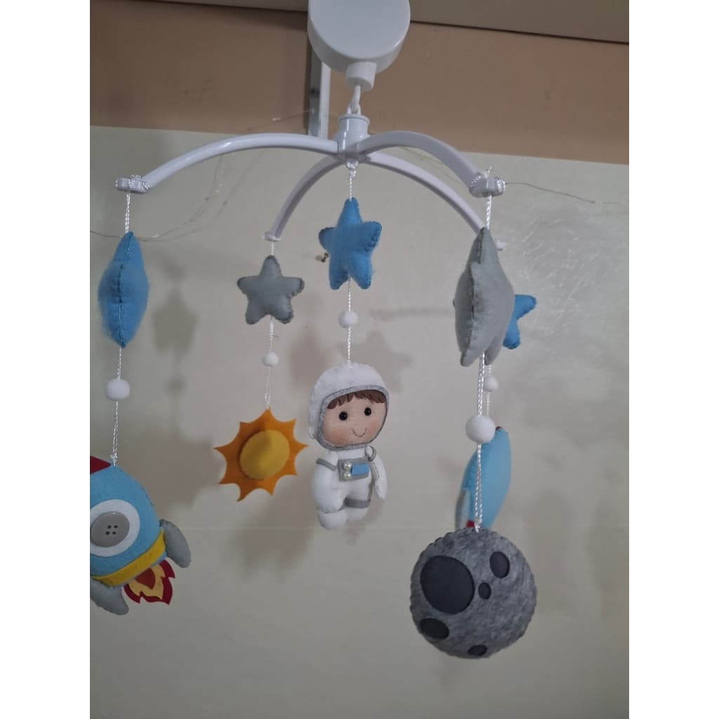 mobile de berço musical e giratório astronauta
