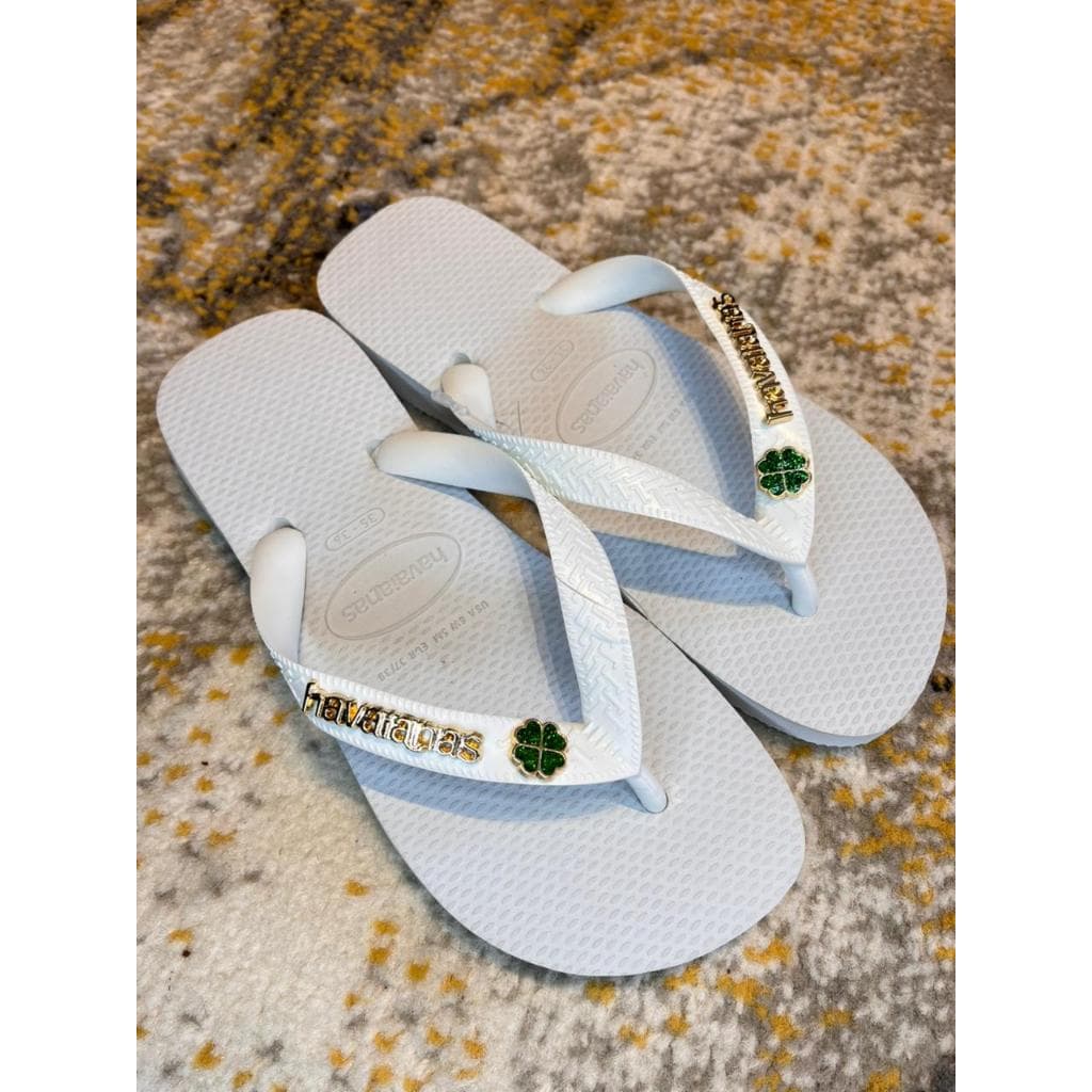 Havaianas Top Branca Logo Dourado Original Pingente Libélula Bandeira Ponto de Luz Trevo Olho Grego