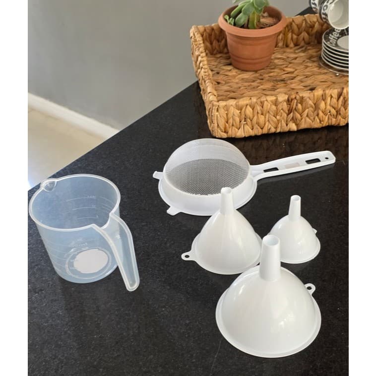 Kits cozinha essencial - 1 Peneira 14 cm ou 3 Peneiras (11, 9 e 7 cm), 3 funis (Funil P, M e G) e copo medidor 500ml