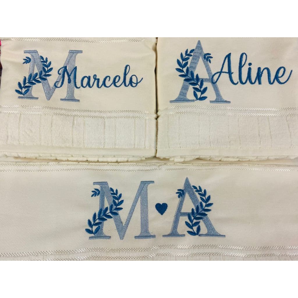 kit 2 Toalhas de Banho e 1 Toalha de Rosto Personalizada Com Iniciais E Nomes Ramos e Flores