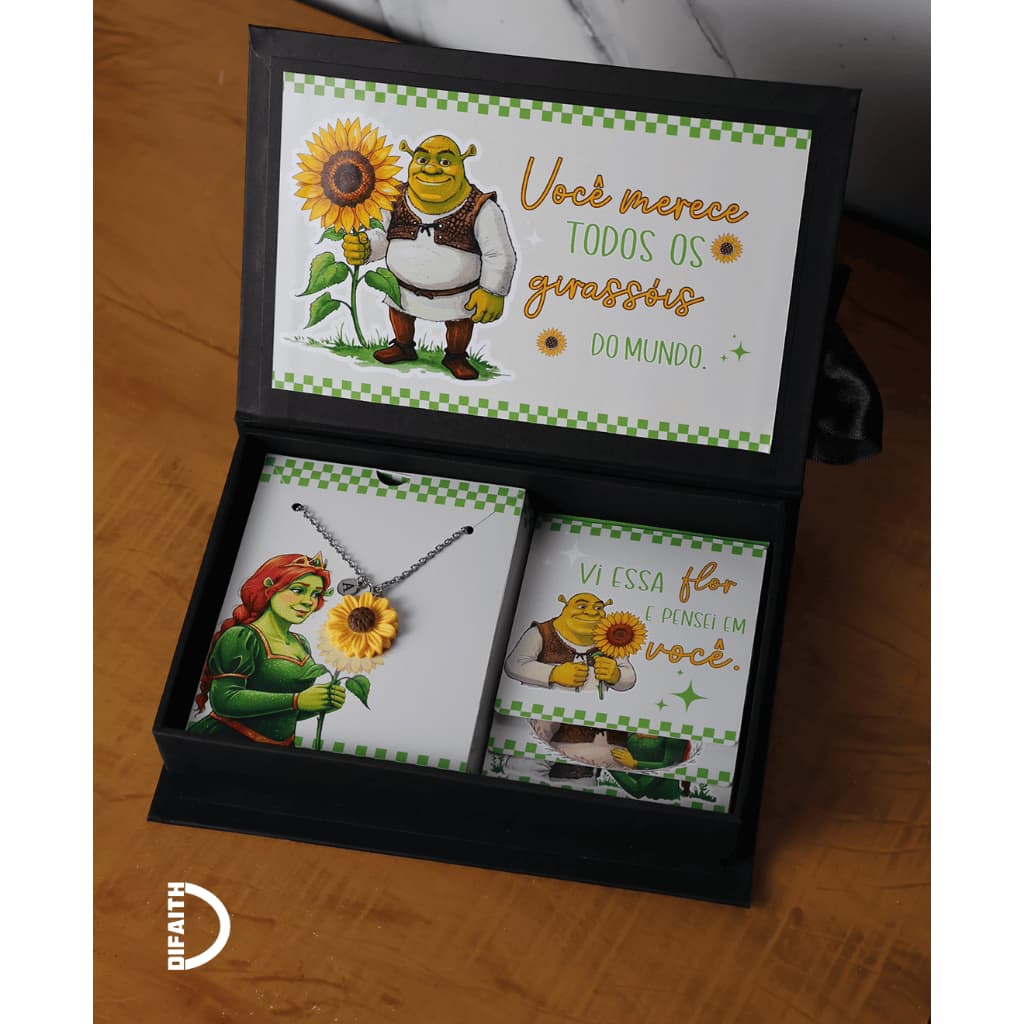 Kit Presente Girassol Shrek e Fiona – Colar em Aço Inox + Caixa de Cartonagem Personalizada com Cartão Deslizável