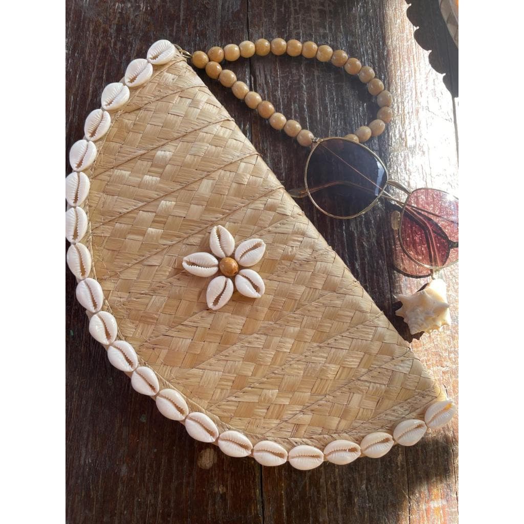 Carteira Clutch de Palha com Búzios