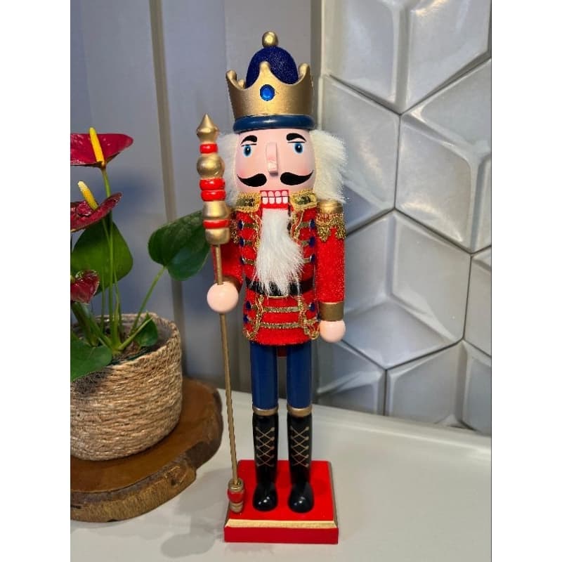 Enfeite de natal, boneco, quebra nozes, madeira, roupa aveludada e detalhes, 38cm, Majestosa Casa
