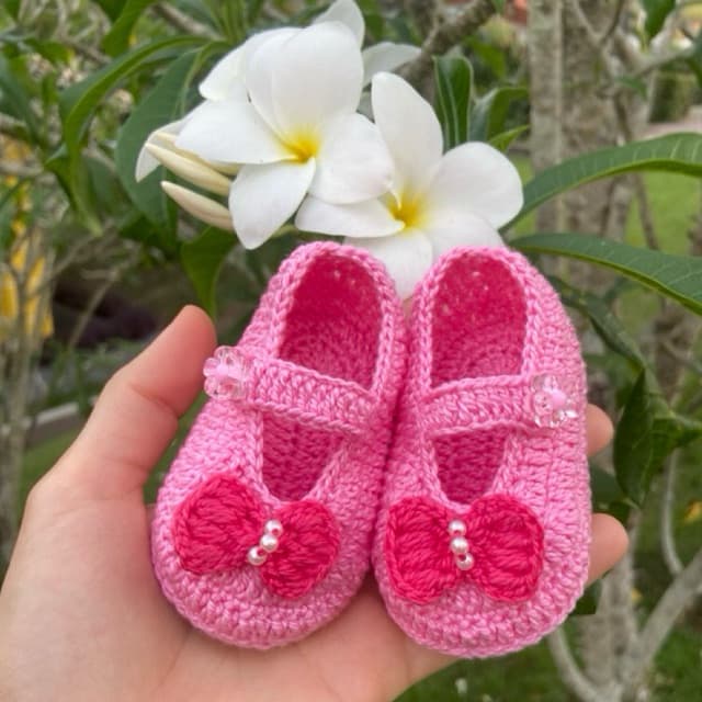 Sapatinho de crochê para bebê com laço