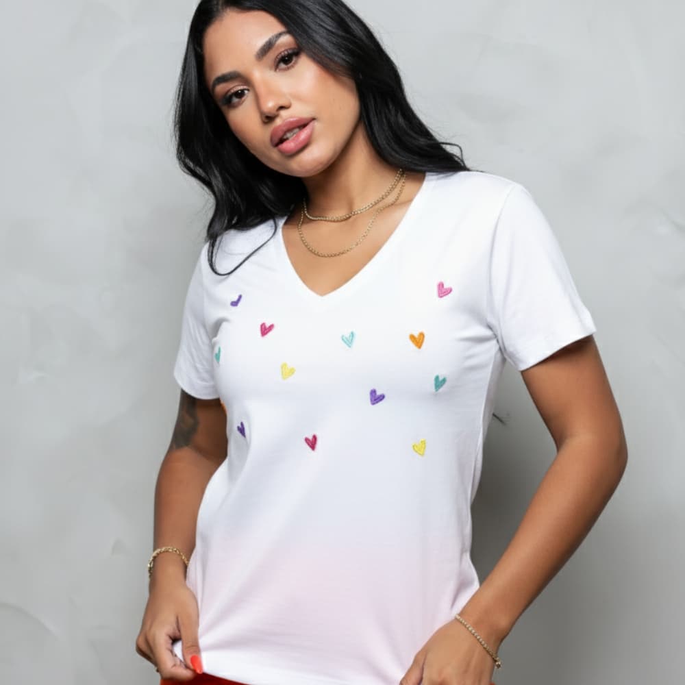 Blusa Feminina Coração Colorido Bordado – Gola V Básica 100% Algodão