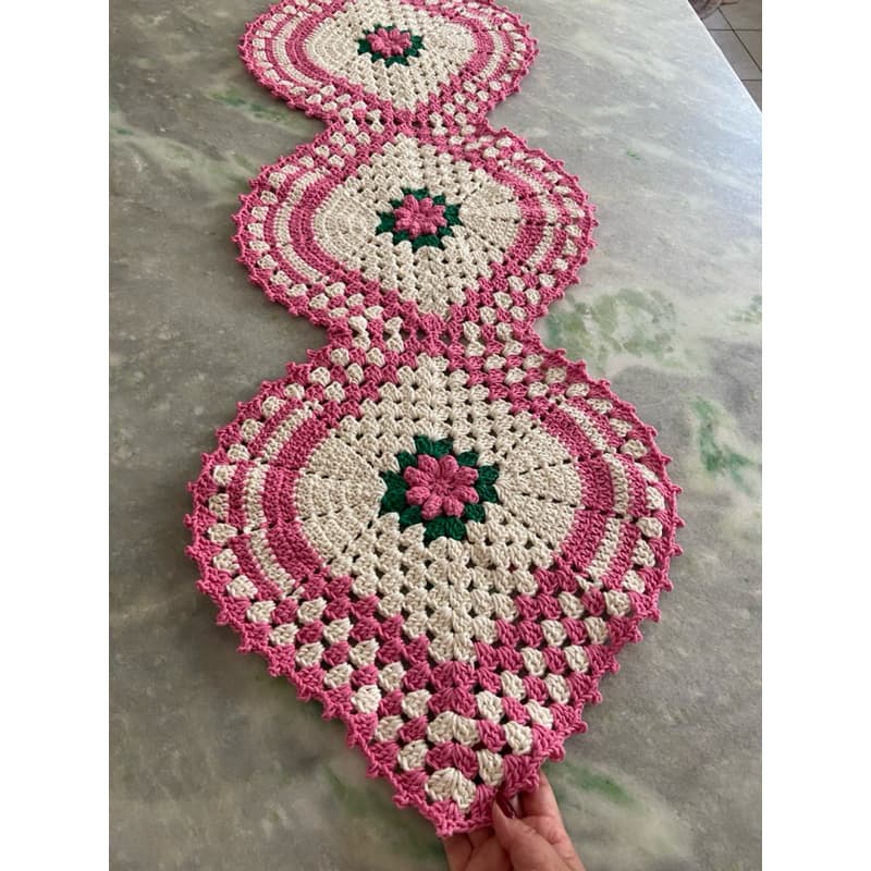 trilho de mesa folha de crochê  centro de mesa (120 x 39 aproximadamente )