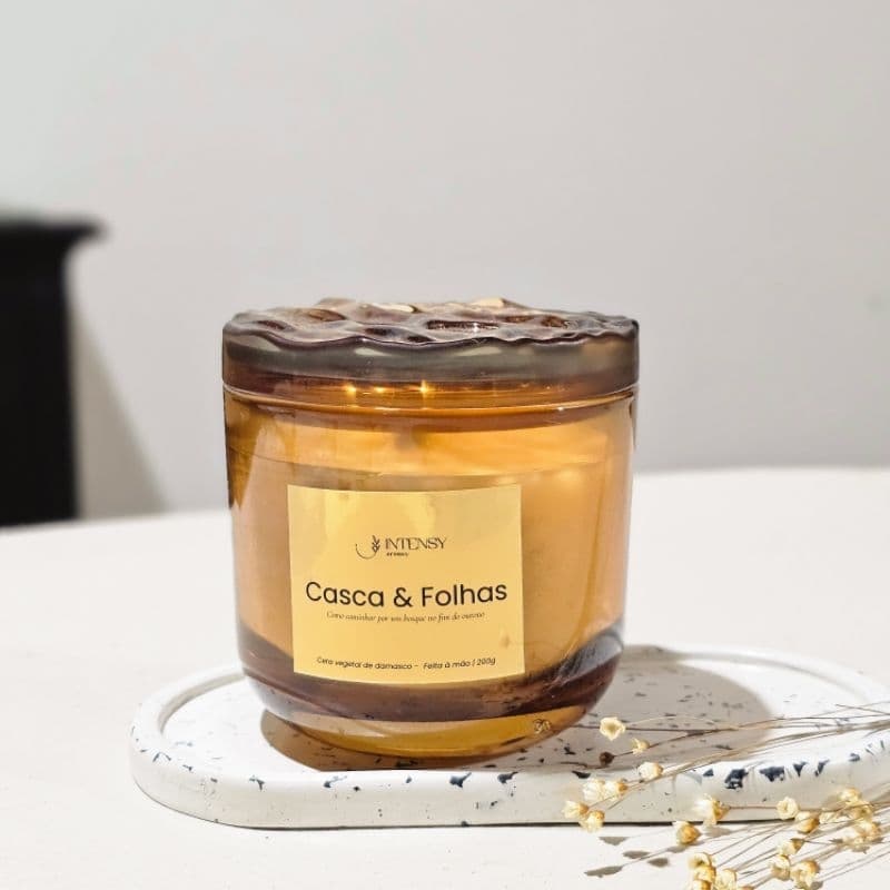 Vela Aromática Casca & Folhas 200g Linha Sofisticada | Aroma Herbal Amadeirado | Intensy Aromas
