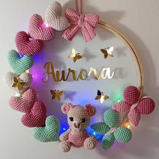 Guirlanda Porta Maternidade Crochê Amigurumi | Personalizada com Nome e Cores | Quartinho de Bebê