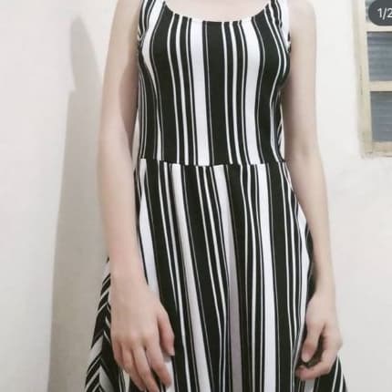 Vestido listrado midi acima do joelho (usado) tamanho P