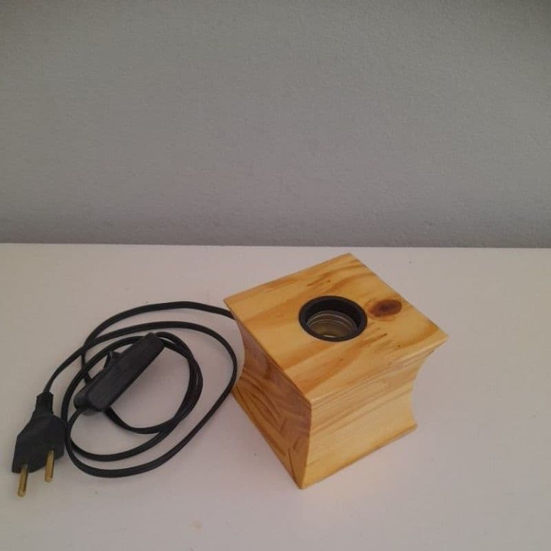 MINI LUMINÁRIA DECORATIVO DE MESA DE PINUS INVERNIZADO CABECEIRA