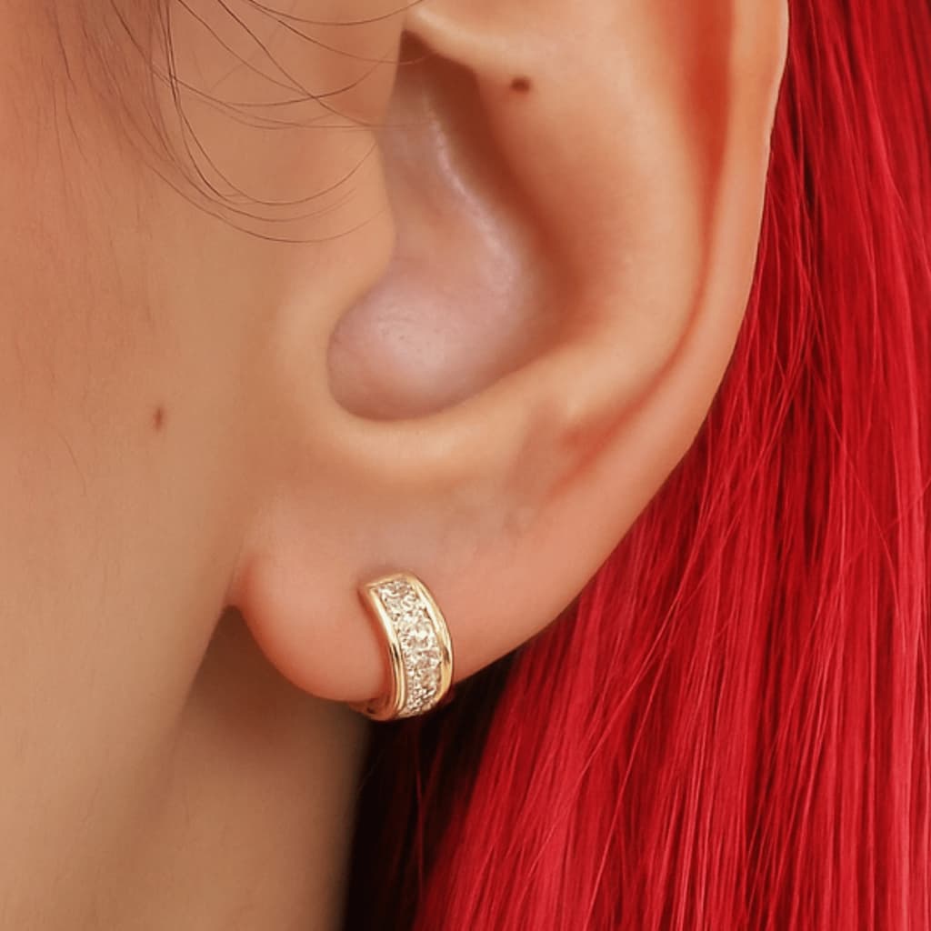 Brinco de Argola Pequeno Delicado Click Cravejada Zircônias em Ouro 18K Antialérgico Feminino Moda
