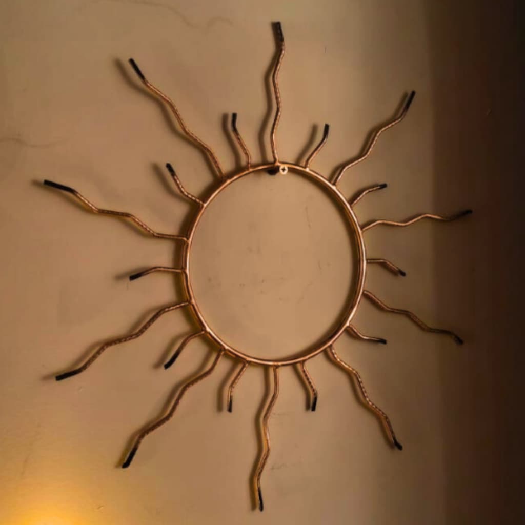 Escultura Sol em Ferro Dourado | Decoração de Parede Artesanal Premium