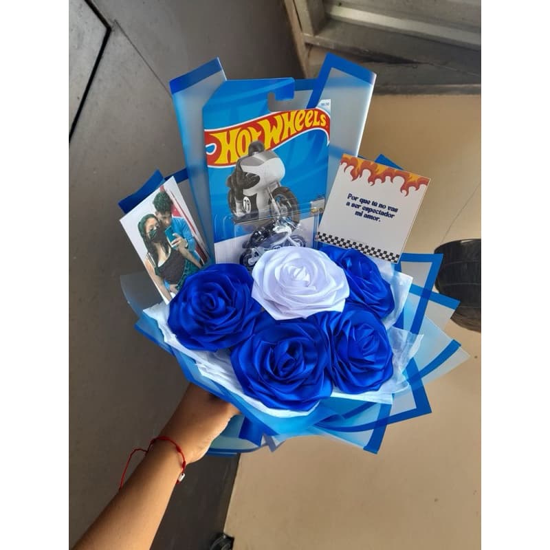 Buquê Hot Wheels Personalizado com Rosas Artificiais