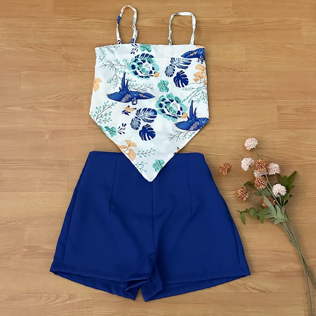 Conjunto camisa com tamanho unico com amarra atras e com estampa , short com ziper sem bolso