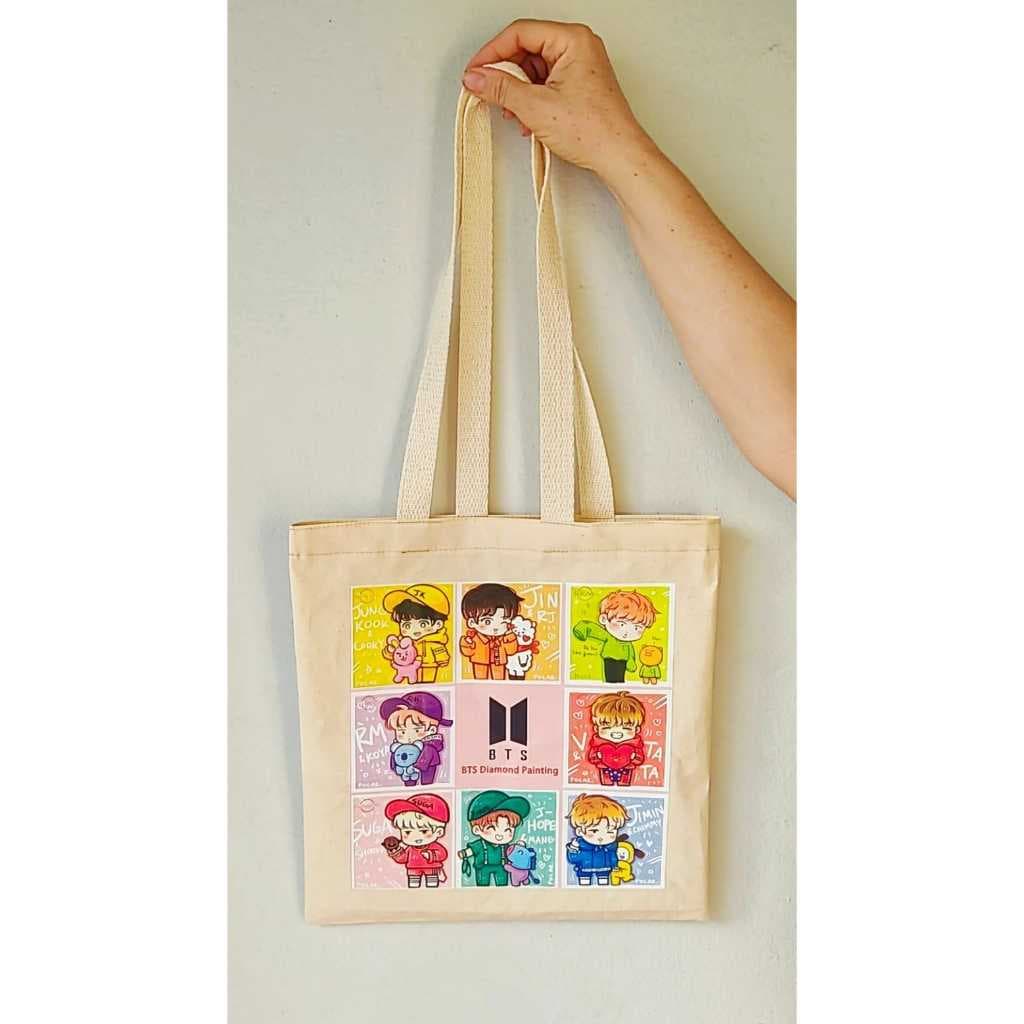 Ecobag BTS – 30x30cm Algodão Cru | Bolsa Ecológica K-Pop | Army | Coleção Exclusiva
