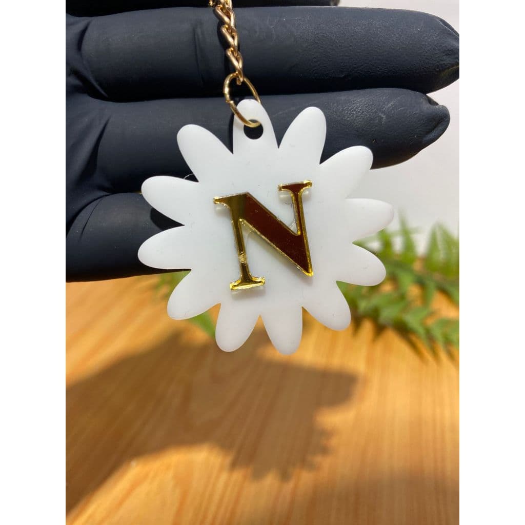 Chaveiro Inicial em Acrílico com Espelho em formato de flor|Personalizado Letra Dourada ou Prata | Presente Lembrancinha