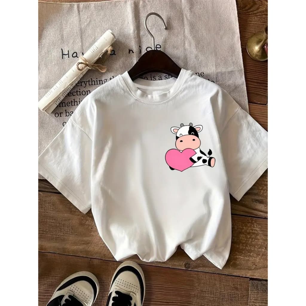 Camiseta Feminina Rosa Claro com Estampa de Vaca em Desenho Animado - Manga Curta e Gola Redonda, Tecido Macio