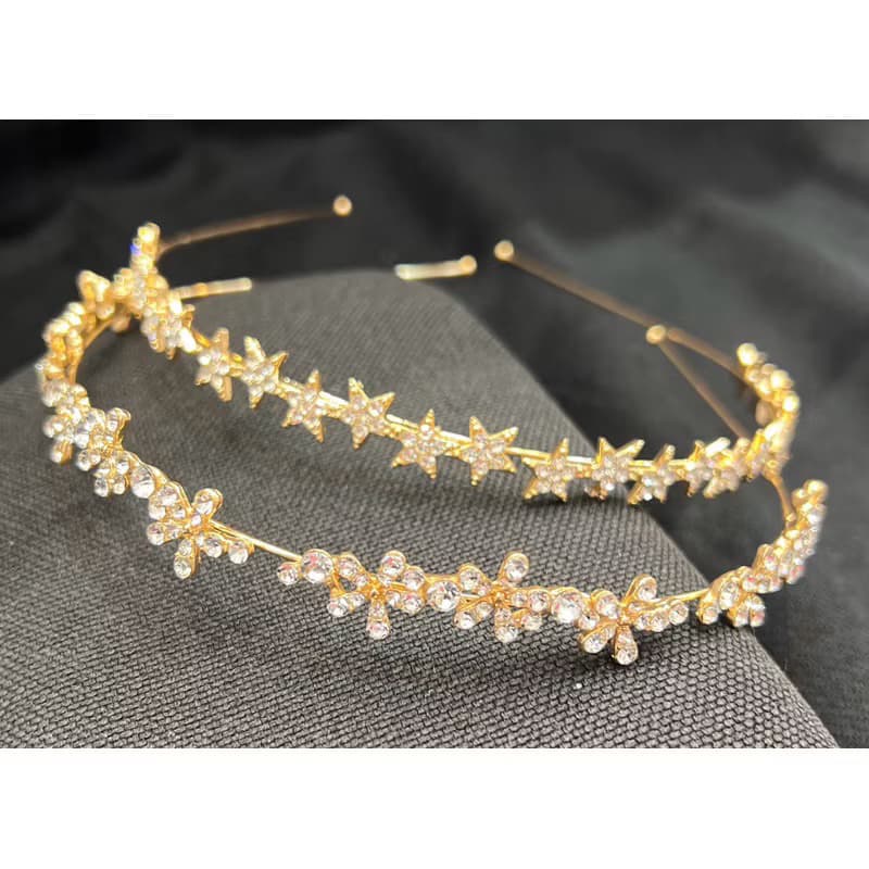 ✨ Tiara dourada com estrass – elegância e brilho em cada detalhe! ✨