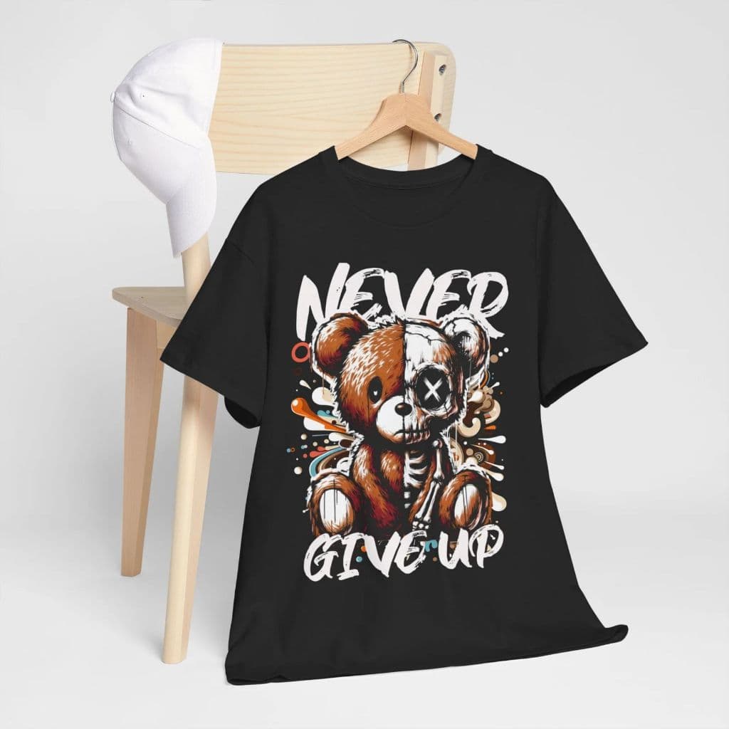 Camiseta Unissex Estampada Urso Estilizado com Frase Motivacional Never Give Up Moda Streetwear