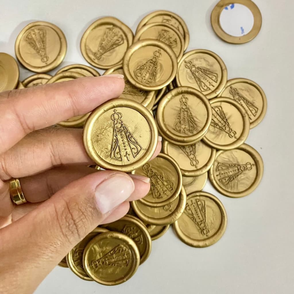LACRE DE CERA PARA CONVITE DOURADO NOSSA SENHORA COM ADESIVO DUPLA FACE - KIT 50 UNID