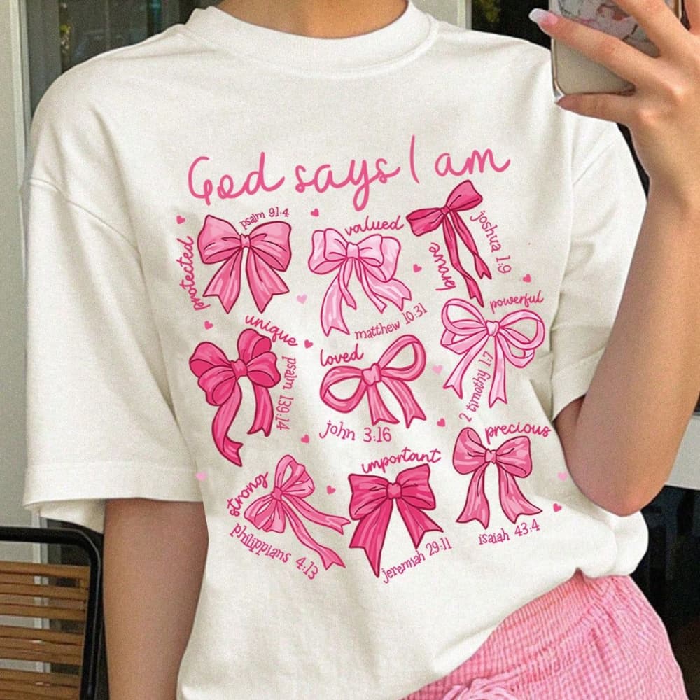 Camiseta Feminina 100% Algodão Linda Estampa God Says I Am 554 Versízulos Bíblia Católica Cristã