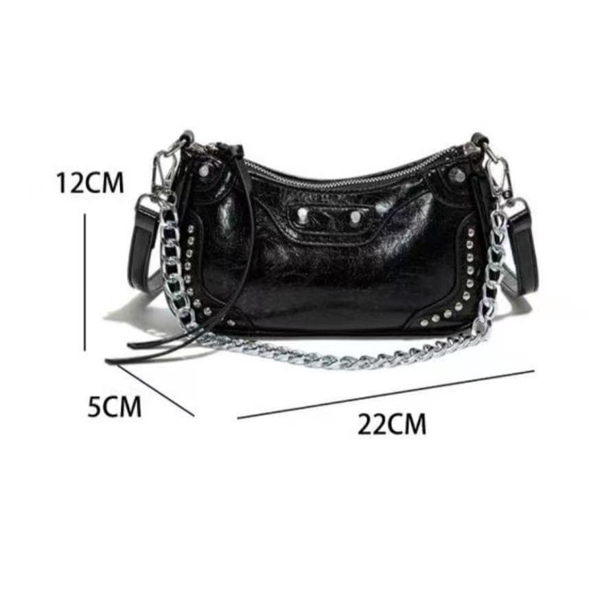 Bolsa moderna e versátil, perfeita para compor looks casuais ou estilosos.