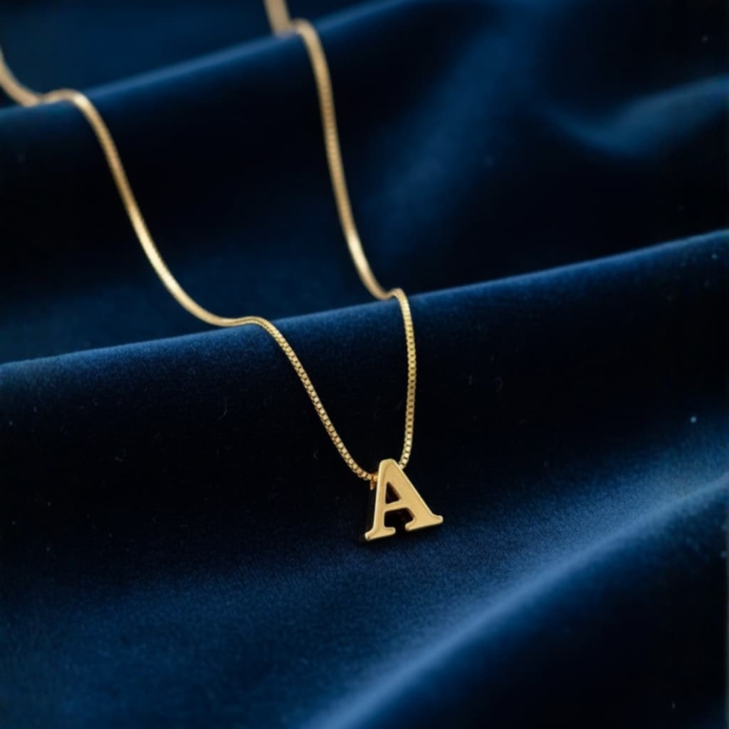Colar Letra Delicada Inicial Passador Feminino (45cm) Banhado a Ouro 18k Anti Alérgico Cordão Acessórios Femininos