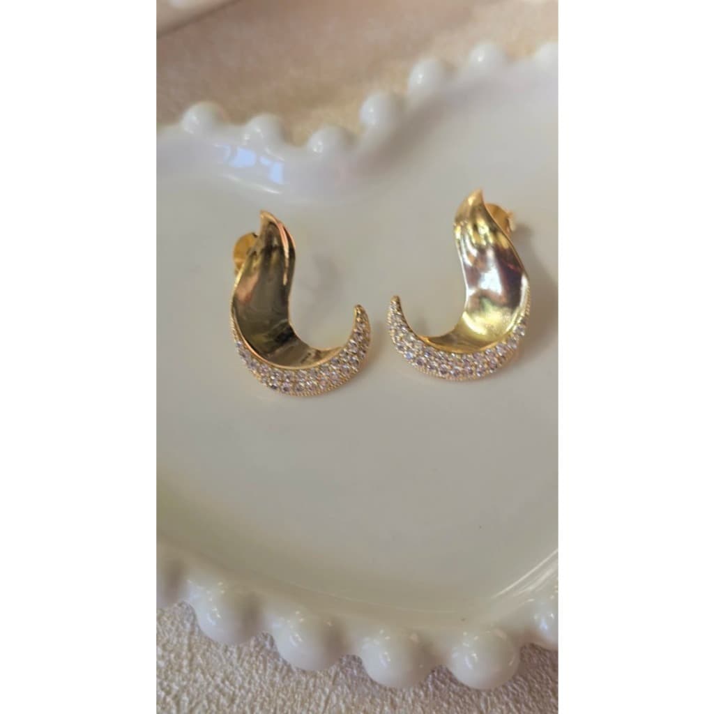 Brinco VIRGULA CRAVEJADA Banhado a Ouro 18k