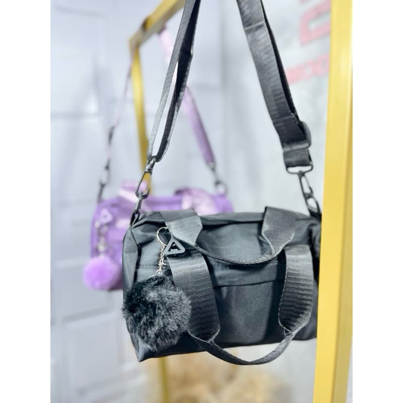Bolsa academia transversal com chaveiro pompom de mão impermeável estilosa casual fitness academia