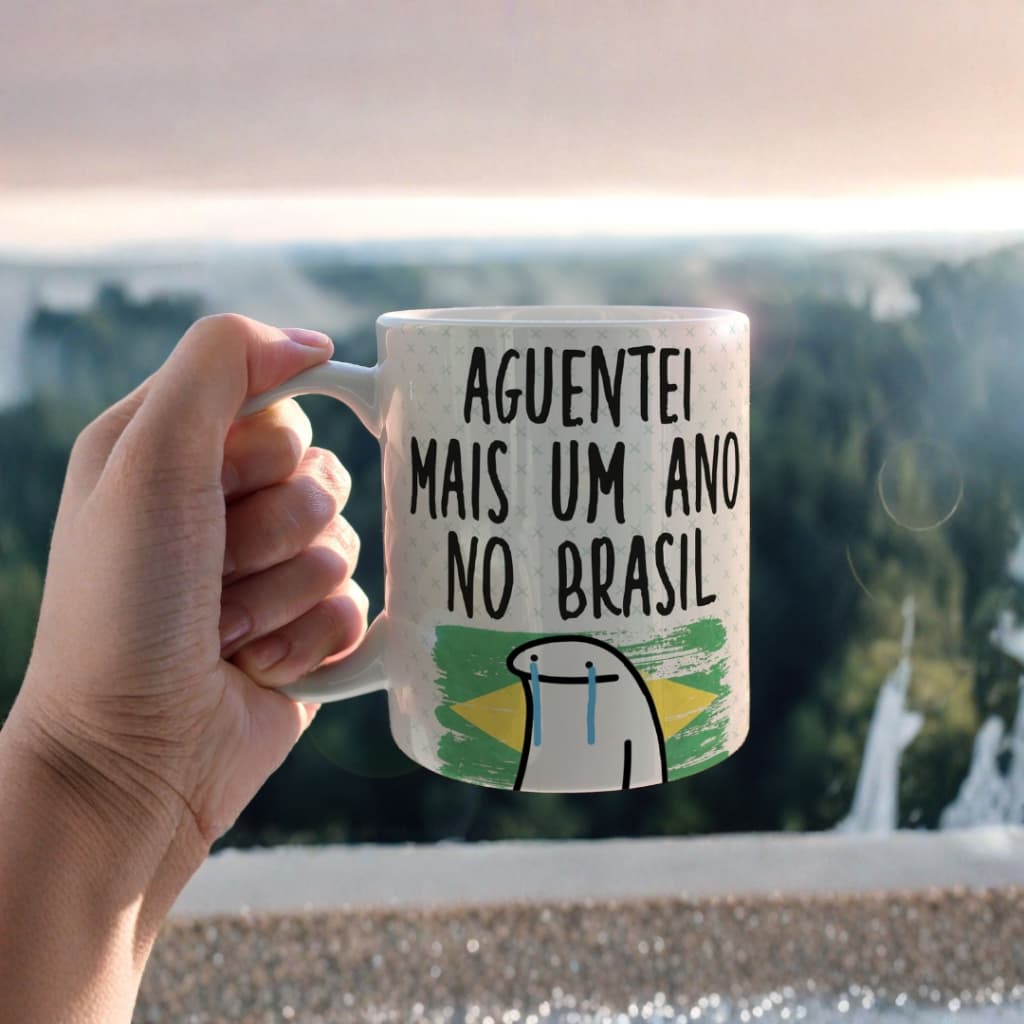Caneca De Porcelana ou Polímero Plastico Humor Aguentei Mais Um Ano No Brasil 325Ml
